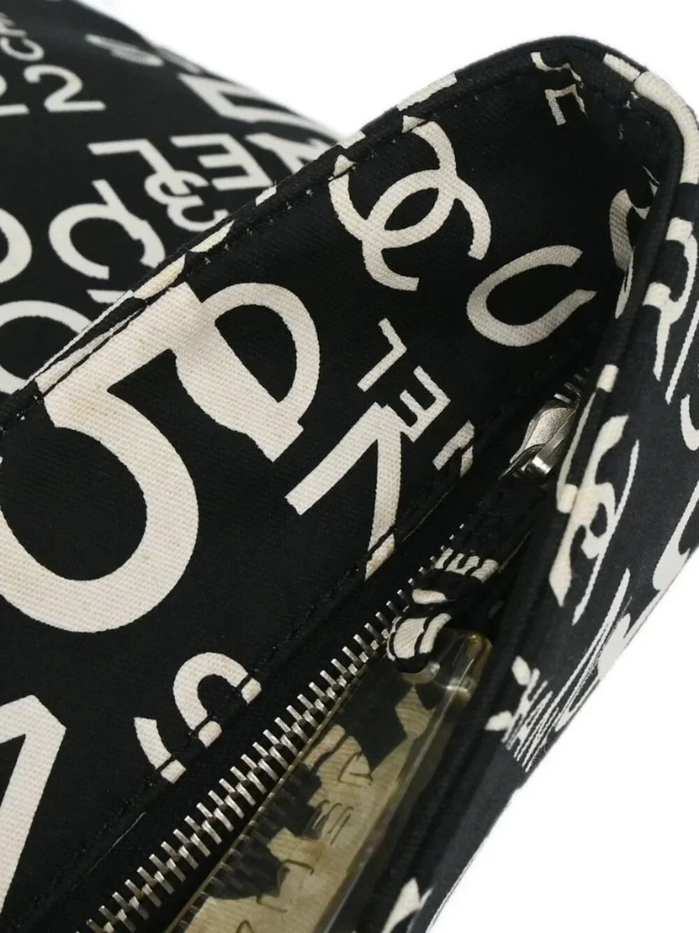 CHANEL outside 	a+